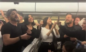 شاركوا بالغناء والرقص داخل الطائرة أثناء عودتهم لبلدهم.. بالفيديو: فنانو لبنان يعبرون عن فرحتهم بعد المشاركة في حفل "جوي أوردز" بالرياض