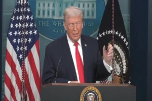 كادت أن تُصيب إصبعه.. بالفيديو.. ترامب يعلّق على آلة مقبض الورق ويُثير ضحك الصحفيين