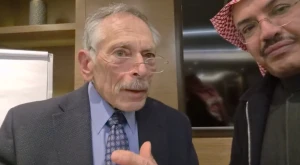 بالفيديو.. خالد النمر يسأل بروفيسور كندي عن أهم عامل خطر مسبب لأمراض القلب والجلطات!