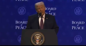 اثنان أحبهما واثنان لا أحبهما.. بالفيديو.. ضحك وتصفيق في دافوس بعد تعليق من ترامب على قادة العالم