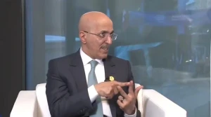 بالفيديو.. وزير المالية يكشف عن 5 قطاعات استراتيجية تقود نمو الاقتصاد في المملكة