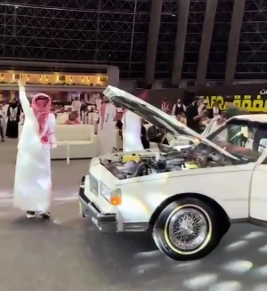 بالفيديو.. مزاد على سيارة كابريس قديمة  موديل 1990 وبيعها بسعر غير متوقع