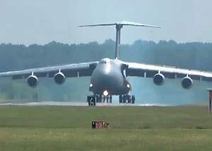 بالفيديو.. وصول أكبر طائرة شحن عسكرية أمريكية إلى الشرق الأوسط