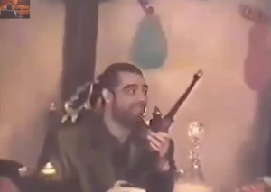 تداول فيديو نادر لعدي صدام حسين يطلق النار من سلاح رشاش في حفل ماجن منتصف التسعينيات
