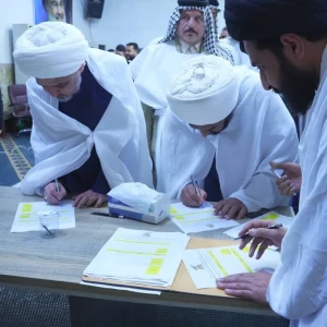 يرتدون أكفانهم قبل المعركة.. مسلحون عراقيون يهددون أمريكا بتنفيذ عمليات انتحارية دفاعاً عن إيران