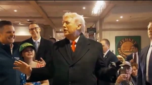 بالفيديو .. ‏ترامب يقاطع مراسلة ABC ويحرجها أمام الناخبين: القناة مزيفة وهذه امرأة لطيفة لكنني لا أحبها