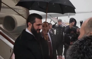 بالفيديو.. وصول الرئيس السوري أحمد الشرع إلى موسكو