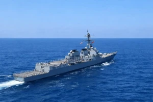 بالفيديو: وصول المدمرة الأميركية  " روزفلت " إلى الشرق الأوسط