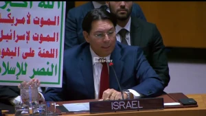 بالفيديو: السفير الإسرائيلي  في مجلس الأمن يرفع لوحة تحمل شعار الحوثي ويشرح معناها بالعربية