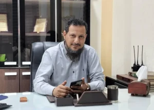 قرار من محافظ عدن بشأن تعاطي القات والسجائر والشمة داخل المرافق الحكومية أثناء الدوام الرسمي