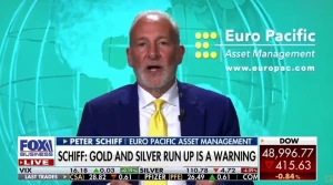 بالفيديو.. خبير اقتصادي يحذر من أزمة عالمية قادمة بعد ارتفاع الذهب والفضة.. ويعلق: الدولار في خطر