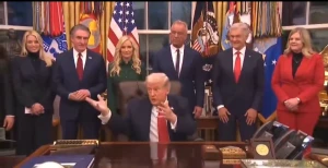 بالفيديو.. ترامب ينهي مؤتمره الصحفي فجأة ويطلب من الصحفيين المغادرة