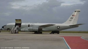 تحرك يشبه ما حدث قبل قصف المنشآت الإيرانية.. "كاشفة النووي" الأميركية تهبط في بريطانيا