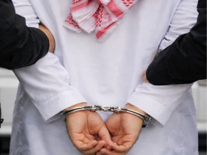 تفاصيل القبض على موظف في الصحة لحظة استلامه 500 ألف ريال رشوة مقابل تسهيل ترسية مشروعين