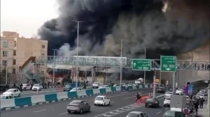 بالفيديو.. اندلاع حريق هائل بمركز تجاري في طهران