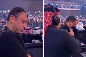 بالفيديو.. تأثر وبكاء مهندس الصوت ويكا أثناء غناء راشد الماجد «المسافر» على المسرح