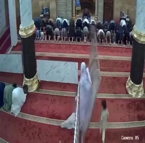 ‏بالفيديو: فتاتان كانتا تلهوان داخل مسجد وتسببتا في سقوط حاجز على طفل