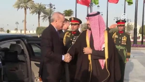 بالفيديو.. ميكروفون يلتقط جملة قالها ولي العهد لأردوغان خلال مراسم استقباله في الرياض