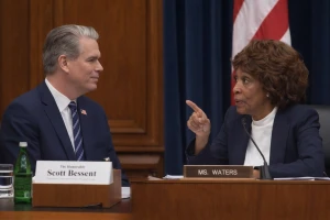 "هل يمكنك أن تصمت؟!"..بالفيديو: مشادة كلامية حادة بين وزير الخزانة الأمريكي بيسنت ونائبة داخل الكونغرس