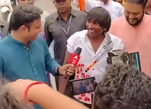 حصد ملايين المتابعين ولقب ب "جاستن بيبر الهند" …بالفيديو: المعجبون يتهافتون لرؤية "سوراج تشافان"  أكثر شاب وسيم في الهند