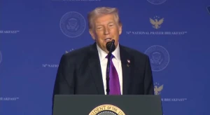 بالفيديو: "ترامب" يكشف سبب عدم نومه في الطائرة وسر النظر باستمرار من النافذة