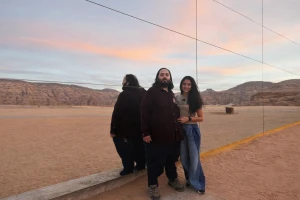 صورة للملياردير الهندي "أنانت أمباني" وزوجته أثناء زيارتهم للعلا