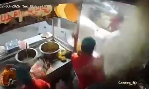 بالفيديو.. سيارة مسرعة تصطدم بـ«محل مأكولات» وتسكب مقلاة زيت مغلي في وجه عامل بباكستان