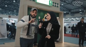 في معرض الكتاب بدمشق.. بالفيديو.. شاب سوري يفاجئ  مذيعة سعودية على الهواء ويقطع حديثها ليوجه رسالة لـ " ولي العهد"