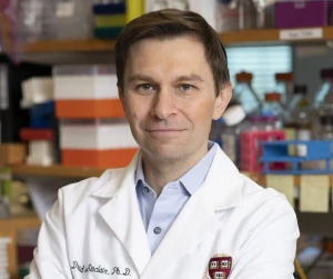 هيئة الغذاء والدواء الأمريكي تمنح الدكتور ديفد سنكلير من جامعة هارفرد الموافقة على أول علاج بالتاريخ لعكس الشيخوخة