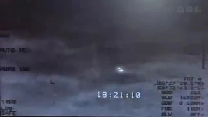 ‏  بالفيديو: سلاح الجو الأمريكي يرصد أجسامًا غريبة تحلق  بسرعة فائقة  في سماء الشرق الأوسط