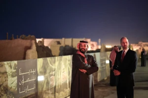 بالفيديو: لحظة استقبال ولي العهد الأمير  "محمد بن سلمان"  لولي عهد ⁧‫بريطانيا‬⁩ الأمير وليام في الدرعية