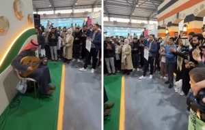 في جناح المملكة داخل معرض الكتاب بدمشق .. بالفيديو: سعودي يعزف وسوريون يغنون  «يلعن روحك يا حافظ»
