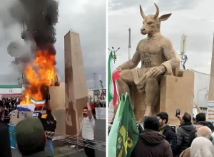 بالفيديو.. إيرانيون يحرقون  دمية كُتب عليها اسم "بعل" ويهتفون الموت لإسرائيل