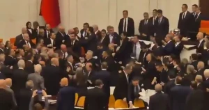 بالفيديو: شجار داخل البرلمان التركي في محاولة لمنع وزير العدل الجديد من أداء اليمين الدستورية