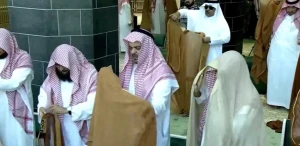 ‏بعد صلاة الاستسقاء.. بالفيديو.. نائب أمير مكة وأئمة المسجد الحرام يقلبون الرداء