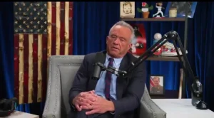 بالفيديو.. وزير الصحة الأمريكي: كنت أتعاطى الكوكايين عن طريق استنشاقه من مقاعد المراحيض