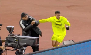 بالفيديو.. حارس الخلود يعتدي على حامل الكرات ويدفعه بسبب  تركه للكرة وعدم إعادتها للملعب