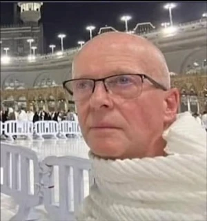 بعد اعتناقه الإسلام.. ماذا قال الصحفي البريطاني"مارك تومبسون " عن مكة المكرمة بعد أول زيارة لها مع زوجته؟