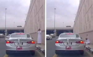 بالفيديو: لحظة سقوط شاب في فتحة تصريف أمطار أثناء انشغاله بتصوير سيارة