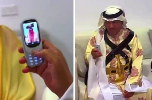 فيديو طريف لمحمد عبده وهو يأخذ وقتاً طويلاً لالتقاط صورة لـ "سالم الهندي".. ويعلق مازحاً :"تتحمض الصورة"