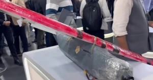 بالفيديو: الهند تفاجئ زوار "قمة منتدى الذكاء الاصطناعي" بعرض طائرة درون دون طيار مربوطة بشريط لاصق !