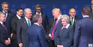 بالفيديو.. ترامب يتجاهل مصافحة وزير خارجية الإمارات في «مجلس السلام العالمي» ويثير الجدل