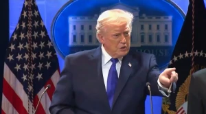 "أخبار مزيفة "…بالفيديو: ترامب يهاجم  مراسلة CNN  عندما حاولت توجيه سؤالاً خلال مؤتمر صحفي main