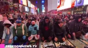 بالفيديو.. المئات يؤدون صلاة التراويح في ساحة " تايم سكوير" بنيويورك وسط هتافات مناهضة ومحاولات مضايقة