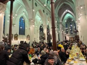 بالصور.. كنيسة في بلجيكا تستضيف مائدة إفطار لألف شخص وبلدية زيبروج تفتح أبوابها للمصلين