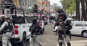 بالفيديو .. حشد عسكري غير مسبوق في العاصمة المسكيكية لحظة وصول جثمان أخطر تاجر مخدرات «إل منشو»