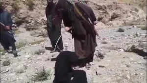 بالفيديو.. حركة طالبان المتشددة تجلد امرأة في منطقة جبلية بتهمة الزنا !