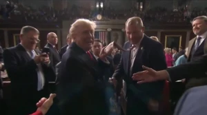 بالفيديو.. ترامب يفاجئ أحد النواب: تعجبني ربطة عنقك.. أعطني إياها