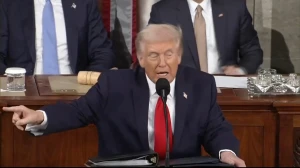 «هؤلاء الناس مجانين».. بالفيديو: ترامب يهاجم الديمقراطيين لعدم وقوفهم بعد تصريحه المعارض للمتحولين جنسيًا