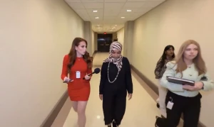 بالفيديو: صحافية أمريكية تلاحق إلهان عمر بأسئلة حول تقارير عن مصنعها الخاص بإنتاج النبيذ وعلاقته بارتفاع ثروتها إلى 30 مليون دولار